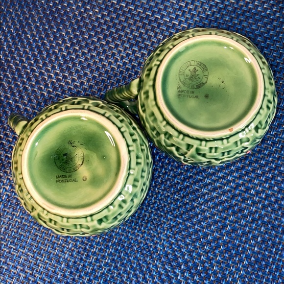 Bordallo Pinheiro Christmas Holly mugs, preowned, no chips - Picture 5 of 5